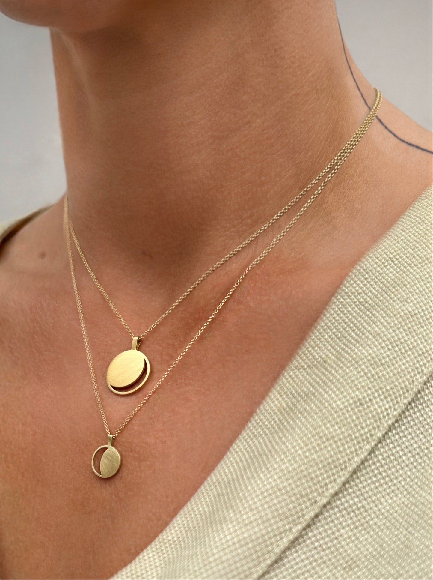 Person wearing gold moon phase  necklaces with a neutral background
שרשרת מופע ירח מזהב 14 או 18 קראט. . תכשיט זהב ללידה. תכשיט עם משמעות. מתנה ללידה. משרשרת זהב ללידה מתנת יומולדת. מתנת יום הולדת. מתנה מרגשת. תכשיט ירח. לתת את הירח במתנה. 